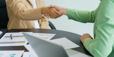 business-people-shaking-hands-2023-11-27-05-13-11 Urh. CharliePix web business-people-shaking-hands-2023-11-27-05-13-11 Urh. CharliePix web